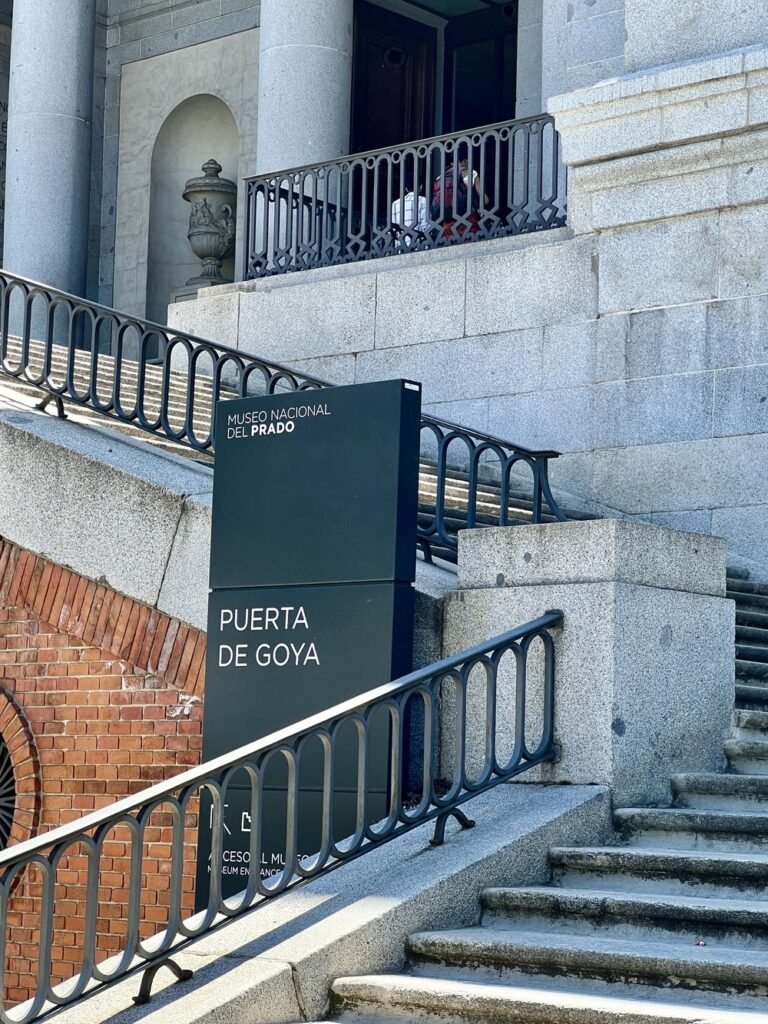 Sistema de señalización accesible y elegante en Museo del Prado, Madrid