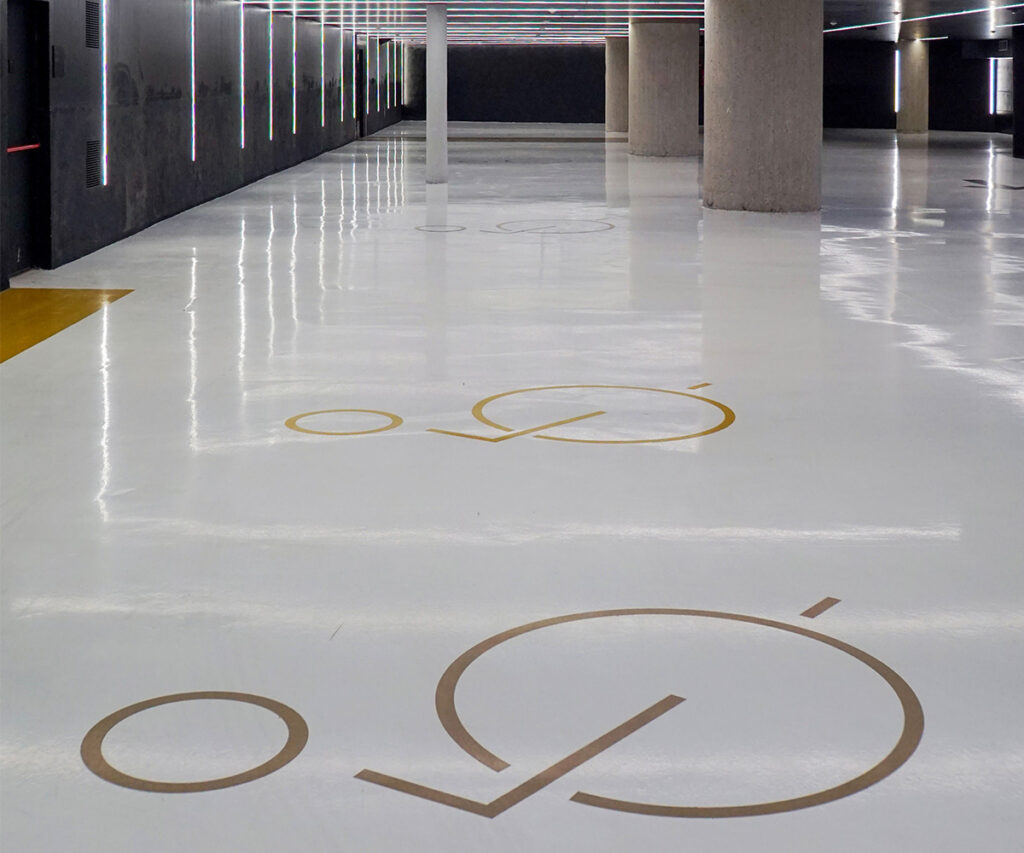 Parking con pictogramas para indicar las plazas reservadas para personas con movilidad reducida. 